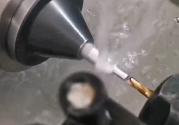 全自動數(shù)控車床高速加工